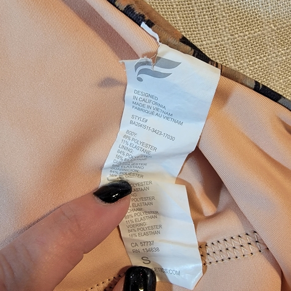 Fabletics Harlow Reversible Medium Impact Sports Bra Wild Camo/Gaia Small - Picture 9 of 9